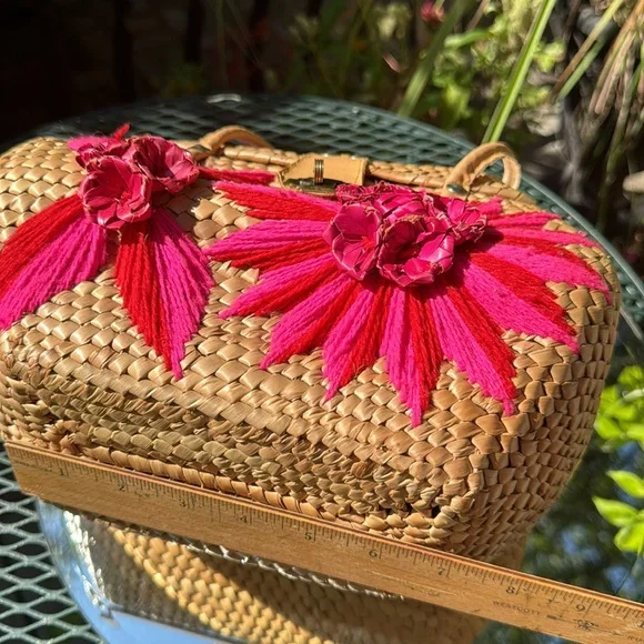 Vintage Satchel Handbag 1960's, 1970's? Tan Straw Woven Pink & Red Yarn Rosettes - Picture 8 of 9